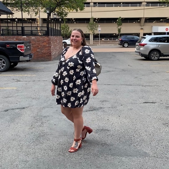 Hello Fellow Poshers! - Picture 1 of 1